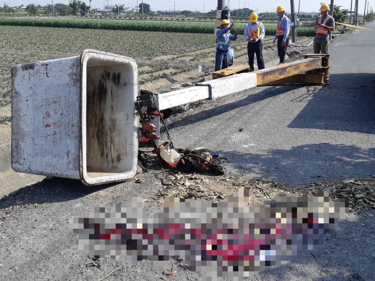 ▲意外現場留下大灘血跡，怵目驚心。（圖／記者陳聖璋翻攝）