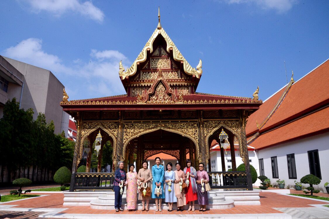 除了泰國總理夫人外，另外七國夫人分別為印尼總統夫人、老撾（寮國）總理夫人、馬來西亞首相夫人、新加坡總理夫人、越南總理夫人、日本首相夫人以及南韓總統夫人。（圖／泰國世界日報）