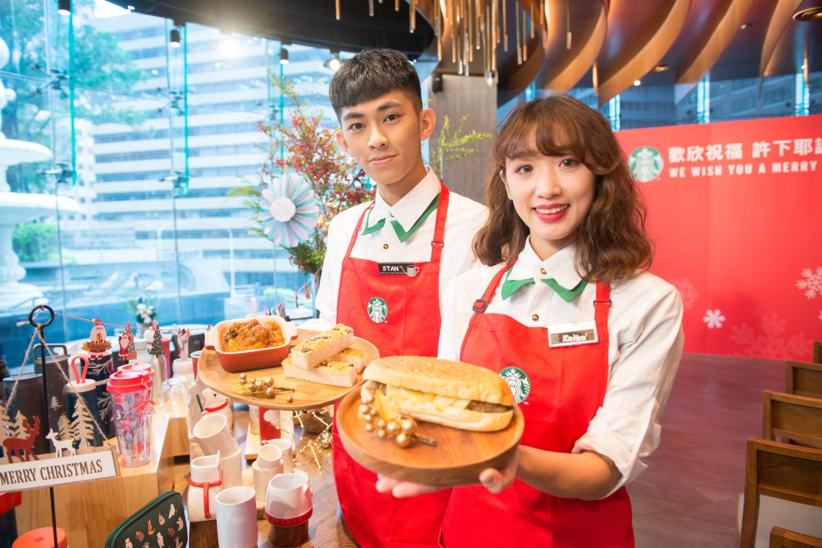 ▲星巴克耶誕的焦點飲品太妃核果風味那堤重磅回歸，也同步上市與台灣牛排教父、米其林星級主廚鄧有癸師傅合作的3款餐點。（圖／業者提供）