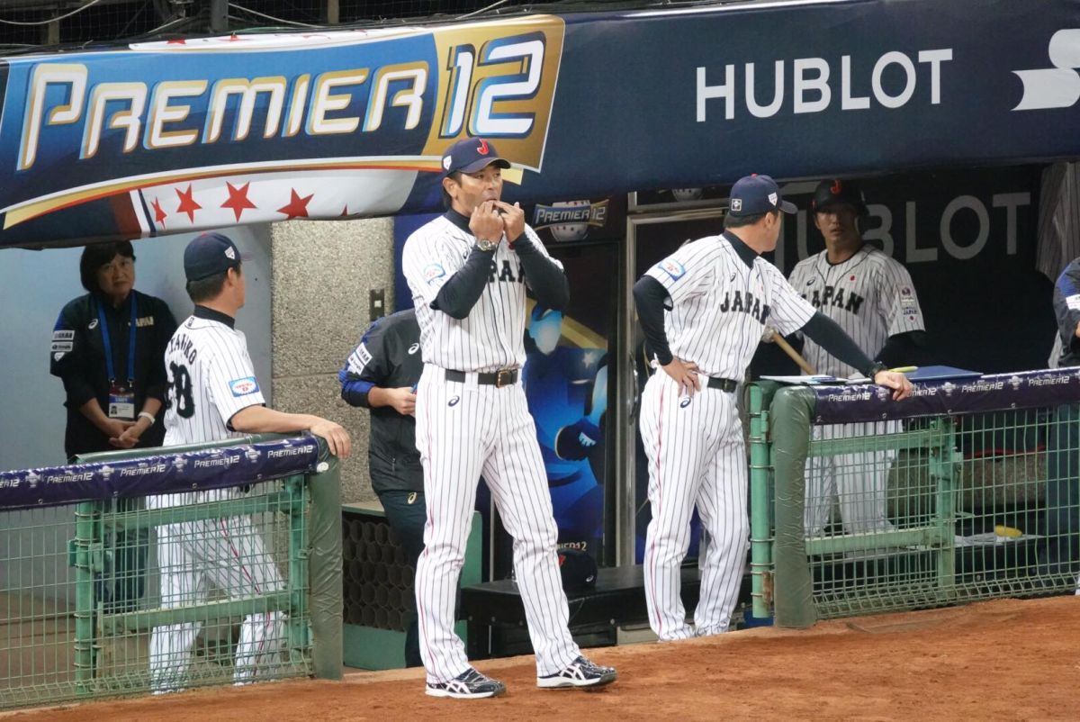 ▲日本對監督稻葉篤紀在昨日比賽中俏皮的吹口哨。（圖／讀者提供）