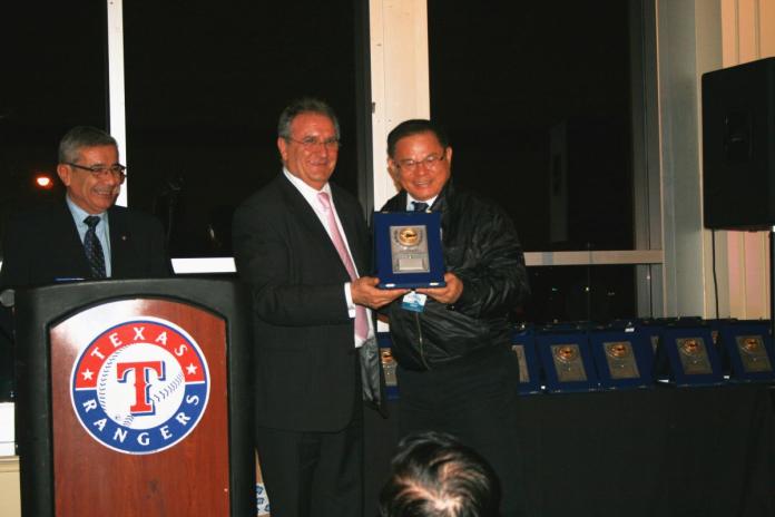 ▲  世界棒球總會會長Fraccari 頒贈彭誠浩先生「世界棒球貢獻獎」。(圖/公關照片)