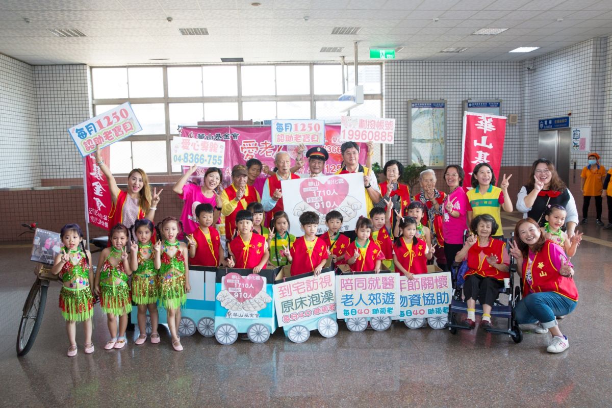 ▲華山田中天使站在田中火車站舉辦「歲月刻痕的美麗與歸屬攝影展」，邀請大家踴躍加入孤老認助行列。（圖／記者陳雅芳攝，2019.11.06）