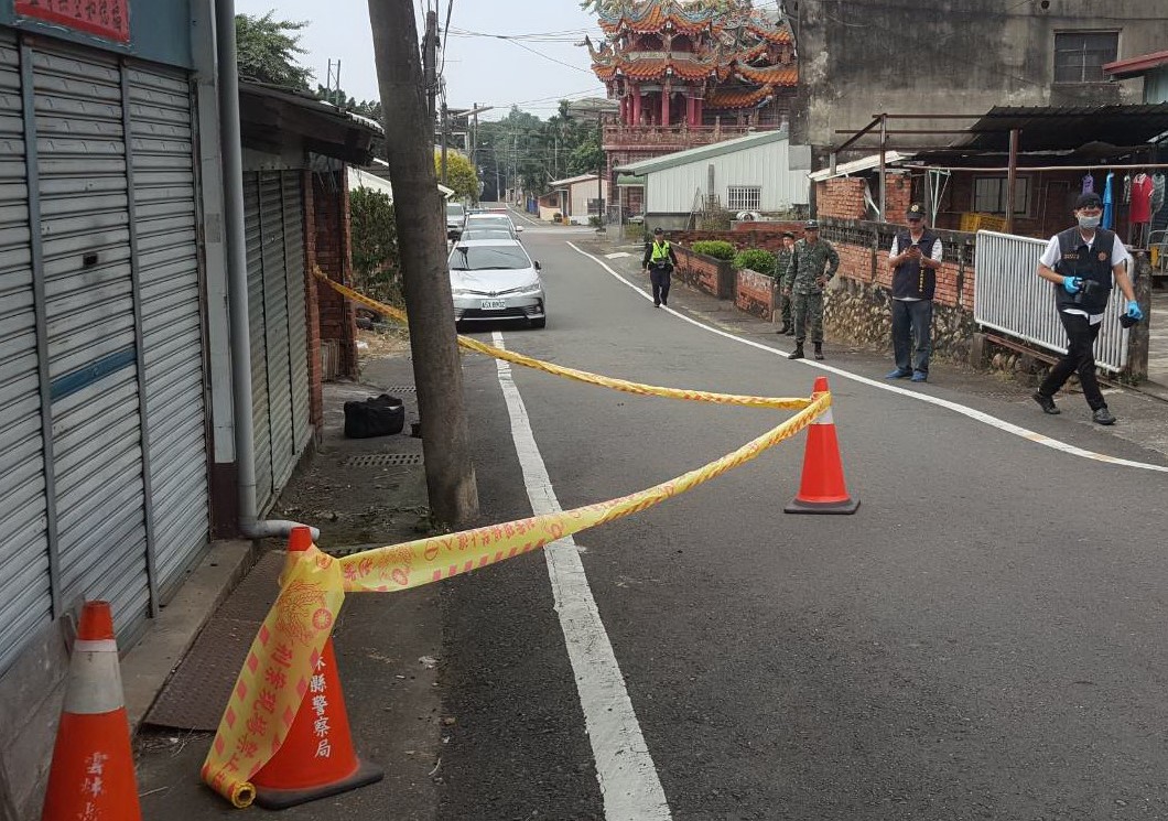 ▲古坑鄉崁腳村新興部落一處民宅遭彈擊，警方圍起封鎖線。（圖／照片由民眾提供）