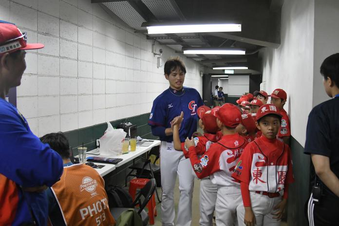 12強／東園學弟來看張奕　啟蒙教練賴敏男與有榮焉
