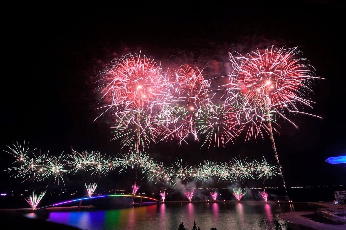 ▲澎湖縣政府公告2020年澎湖國際海上花火節場次，將於4月20日華麗登場，6月25日隆重閉幕，期間每週一、四晚上在馬公市觀音亭施放煙火。（圖／澎湖縣政府提供，2019.11.06）