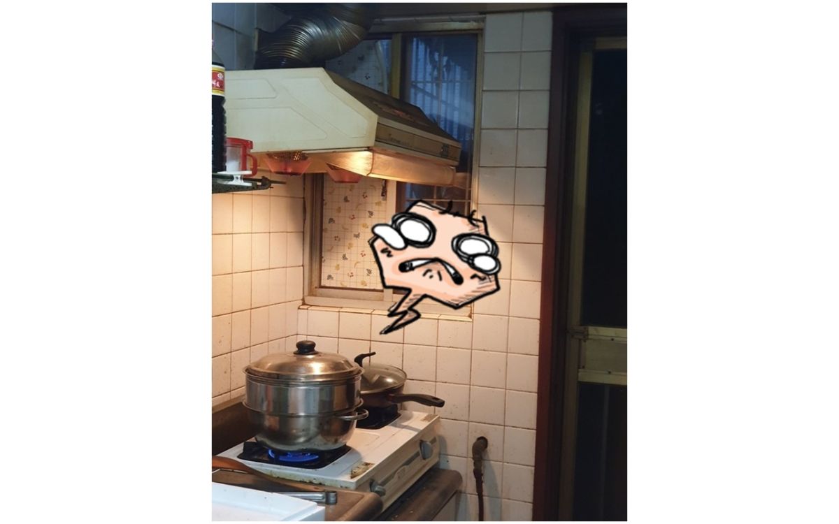 ▲男網友表示媽媽煮飯時，窗外出現嚇人的景象。（圖／翻攝爆怨公社）