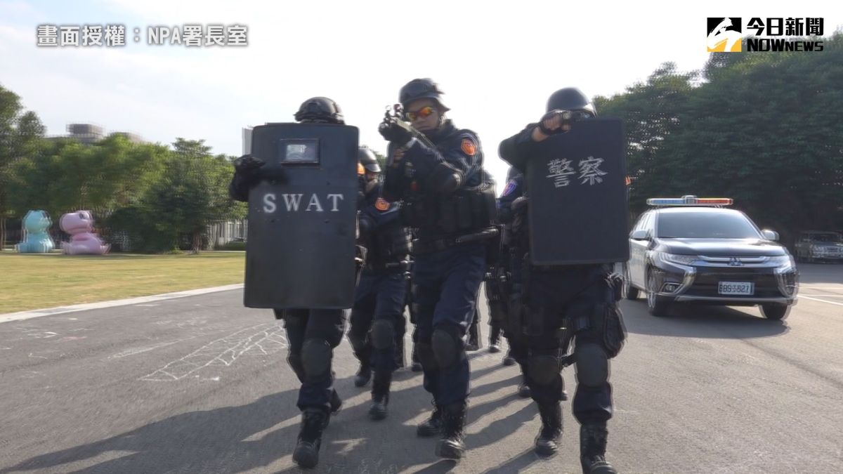 ▲ 萌孩秒變帥警的畫面，網友戲稱是走進《哆啦A夢》的「格列佛隧道」。（圖／NPA署長室 授權）