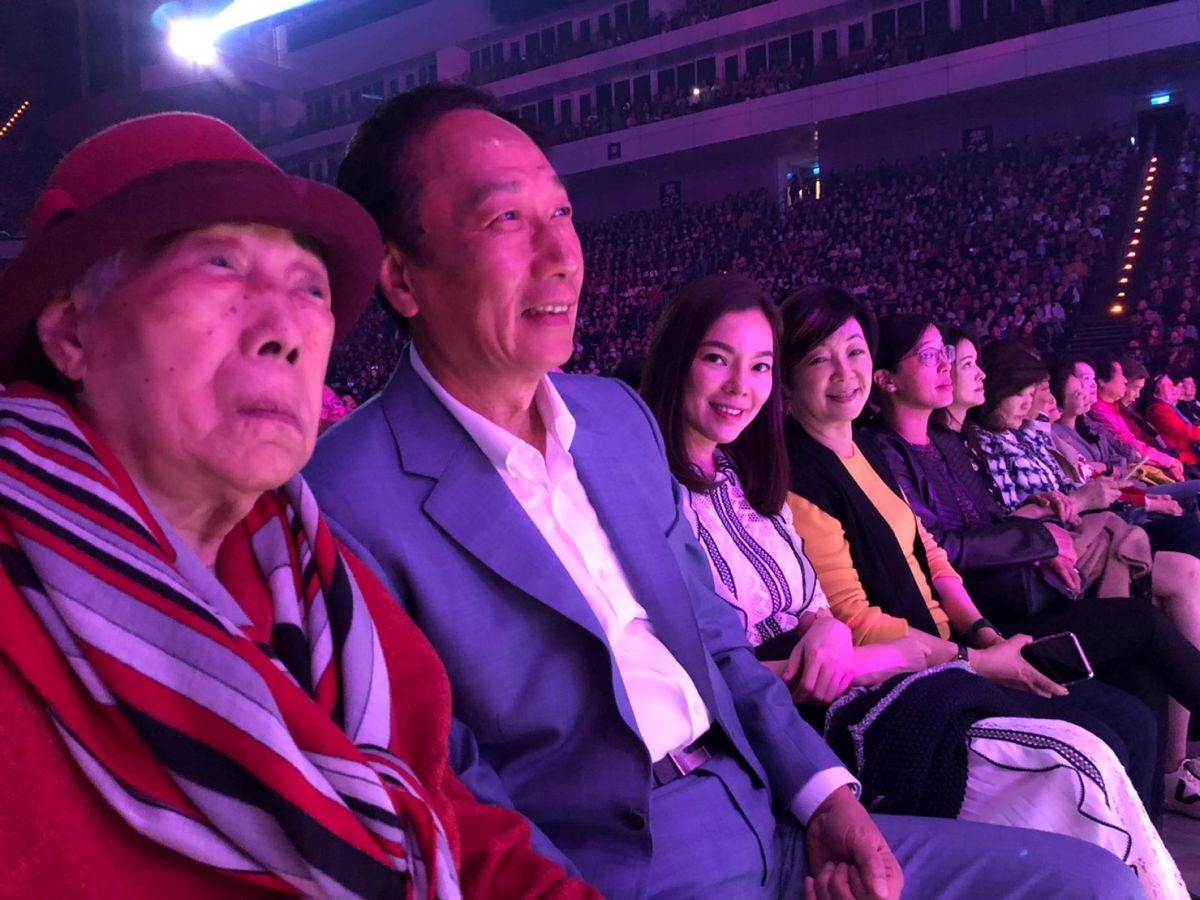 ▲鴻海創辦人郭台銘與夫人曾馨瑩，又再次帶著母親初永真一同前往觀賞費玉清演唱，等於以實際行動破除網路惡言。(圖／郭台銘辦公室提供)