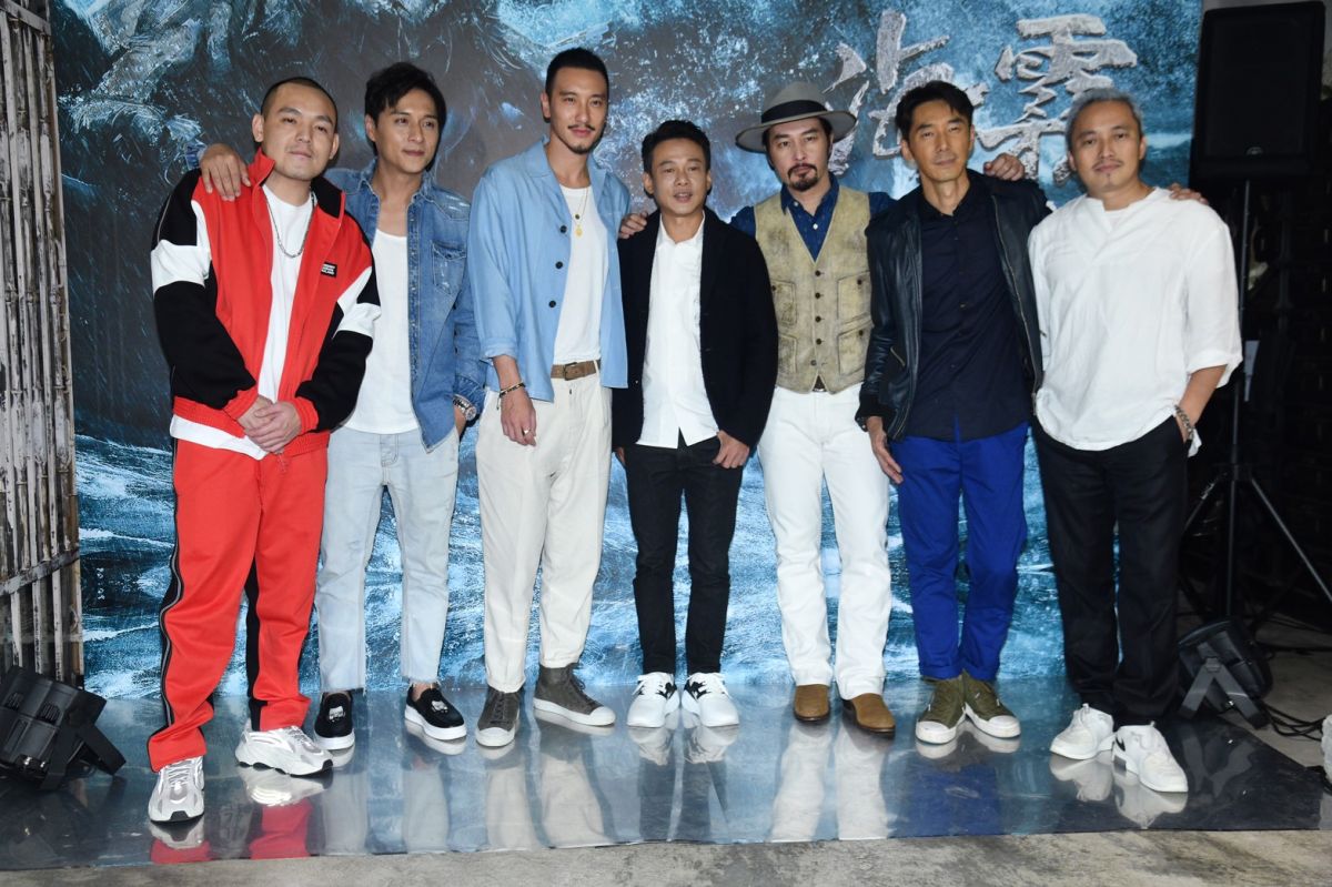 ▲李李仁（右二）的榔頭真的K到春風（左）。（圖／記者林柏年）