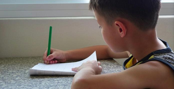 ▲小學生每天總有作業要寫。（示意圖非當事人／取自pixabay）