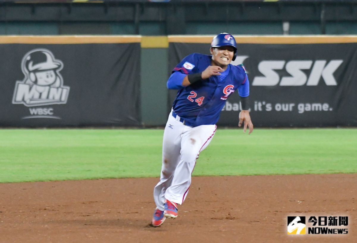 ▲世界棒球12強中華隊對上委內瑞拉，朱育賢敲出關鍵二壘安打，林哲瑄跑回中華隊寶貴第一分。（圖／記者葉政勳攝 , 2019.11.06）