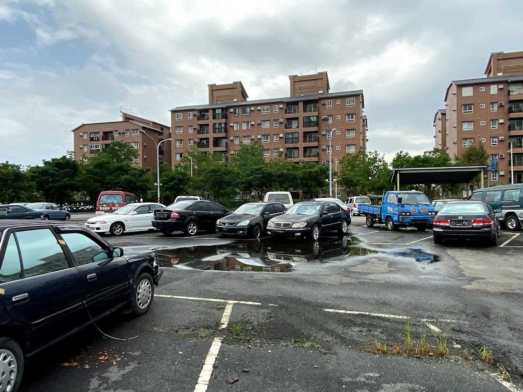 ▲沒有懸掛車牌的車輛，原本違規只要繳納幾千元罰款，但被拖到至保管場後，可能必須負擔數萬元或是十幾萬元的保管費，宜蘭縣議員楊弘旻認為不合理，要求縣府修法。（圖／記者李清貴攝,2019.11.06)