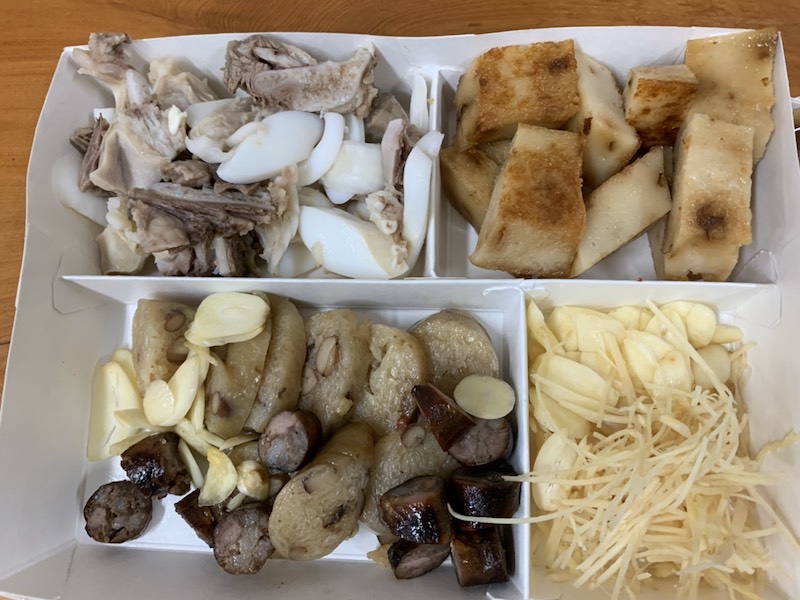 ▲朴子車站黑白切加點薑蒜，看來可口美味。（圖／記者陳惲朋攝）