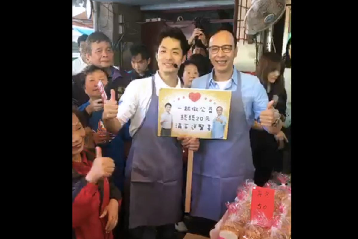 朱立倫7日陪同立委蔣萬安到草埔市場義賣麵包，收益用來救助流浪動物。( 圖 / 蔣萬安辦公室提供 )
