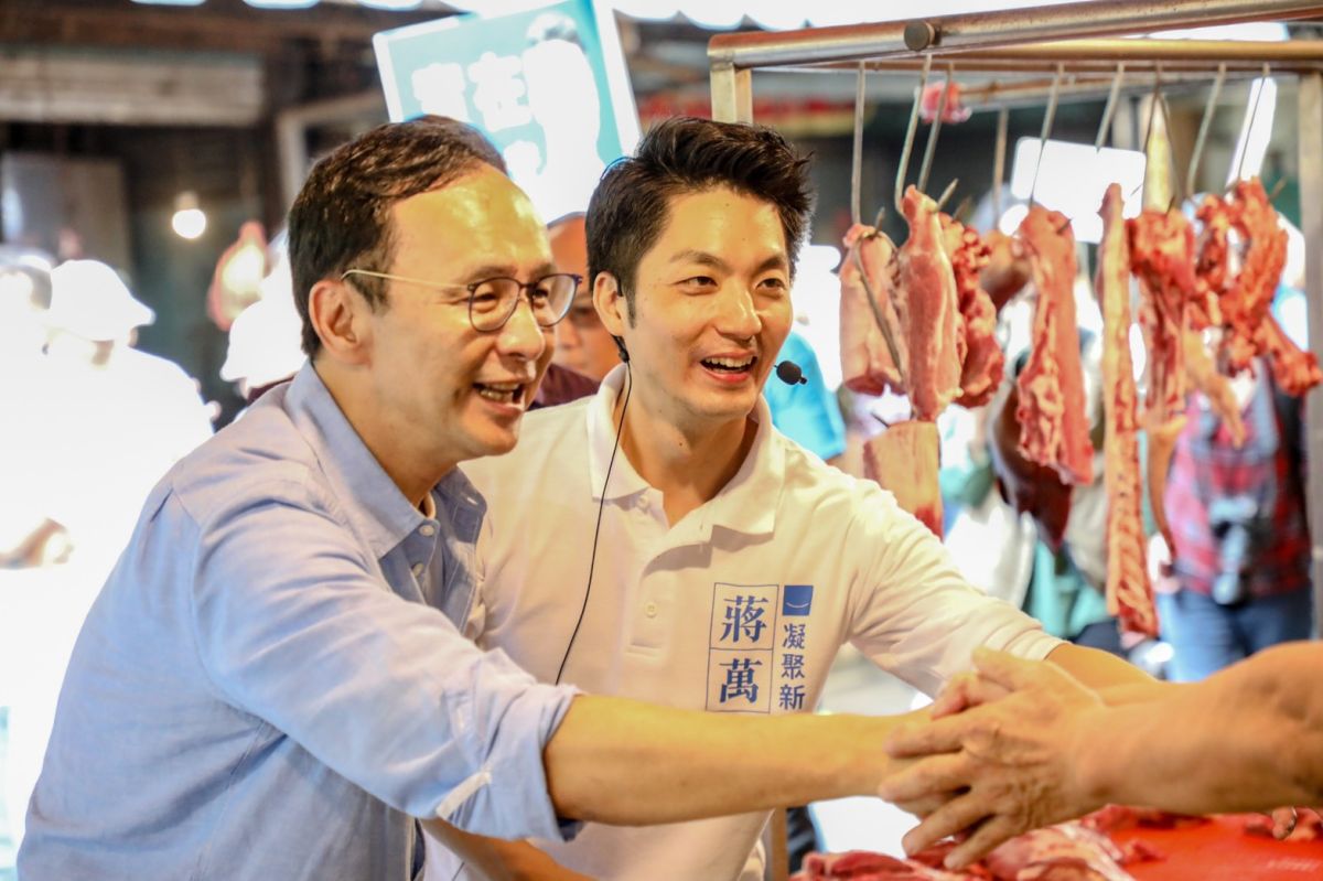 朱立倫7日陪同立委蔣萬安到草埔市場義賣麵包，收益用來救助流浪動物。( 圖 / 朱立倫辦公室提供 )