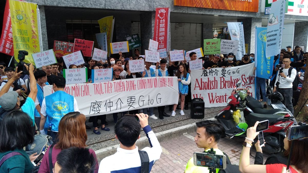上百名移工於11月3日前往印尼、菲律賓和越南的駐台北經貿辦事處抗議，批評私人仲介對移工的霸凌，由於長年被臺灣政府和故鄉政府忽略，移工們更使用母語和母國官員表態，希望能夠廢除私人仲介制，由「政府對政府」進行招聘。（圖／TIWA台灣國際勞工協會臉書）