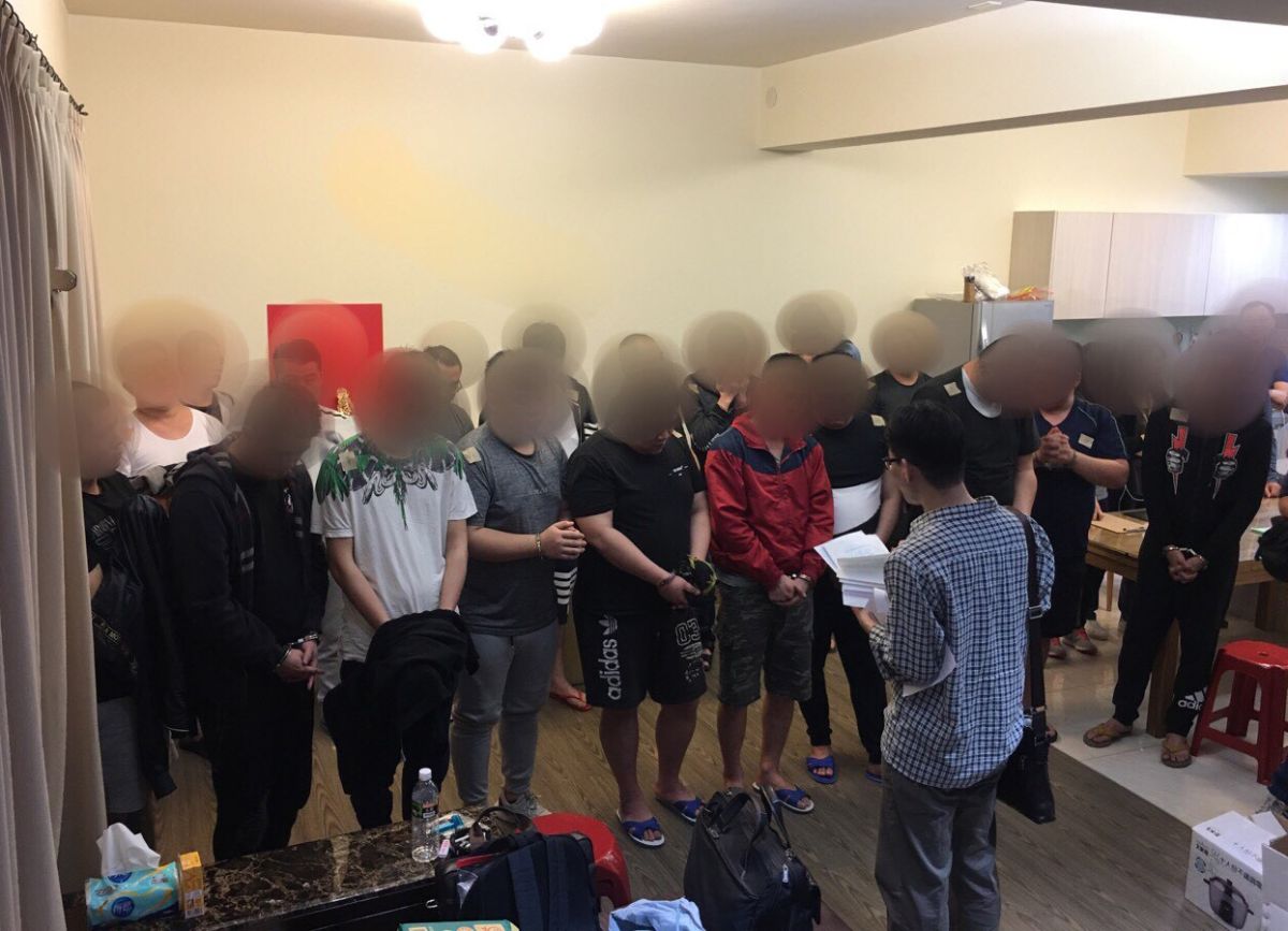 ▲桃園破獲一處位於楊梅山區透天厝內的詐騙集團組織，查獲19名成員以及電話詐騙時所使用的變聲器、iPhone手機等證物。（圖／桃園市調查處提供）