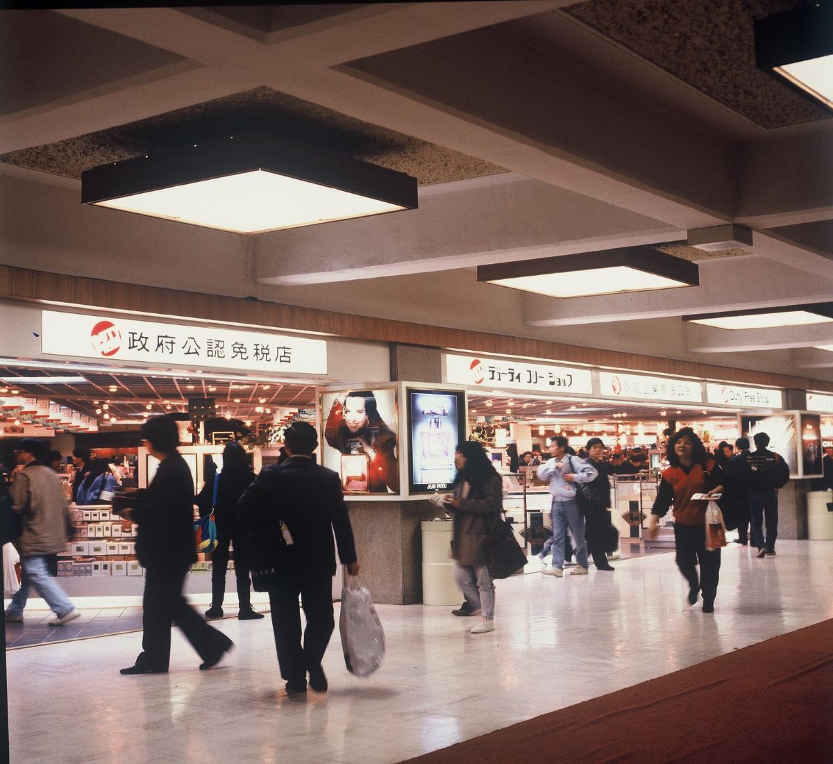 ▲中正機場免稅商店，出國旅客悠閒購物（圖／資料照片）