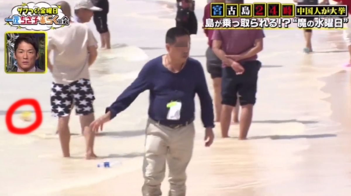 ▲日本節目《ザワつく！金曜日》，日前赴宮古島進行 24 小時的拍攝記錄，沒想到卻捕捉到不少大陸遊客的脫序行為。圖為 1 名大陸籍男子隨手丟棄雪糕杯。（圖／翻攝自網路）