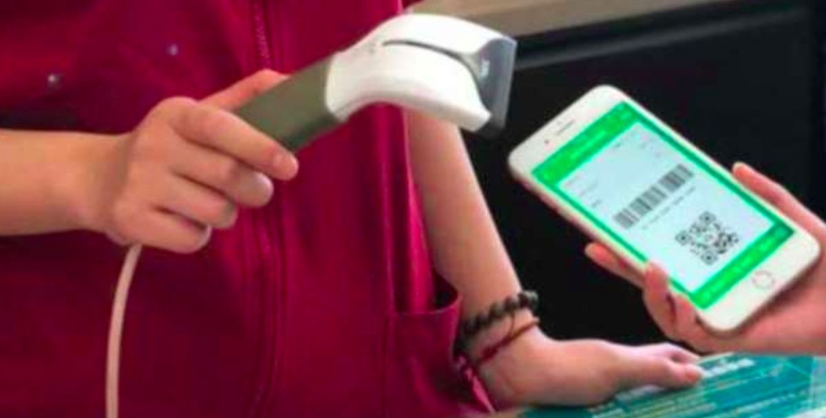 ▲不少網友買東西都會將發票存在電子載具裡。（示意圖／LINE提供）