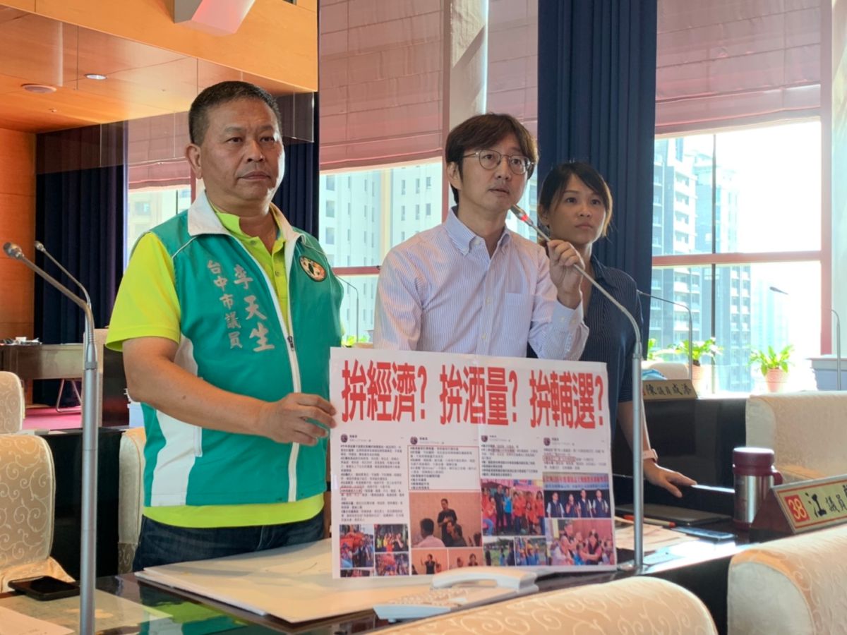 ▲議員江肇國(中者) 質詢指出，市府經發局長張峯源在個人臉書直指，「喝酒量等於業務量」，批這根本是「喝酒內閣、拚酒市府」。(圖／柳榮俊攝2019.11.7)
