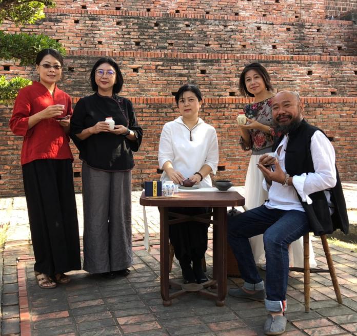 台南市茶藝促進會理事長洪國華（右一）多年來積極推廣茶藝文化風氣