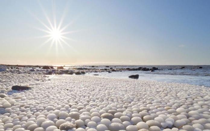 ▲芬蘭海灘上驚見冰蛋。（圖／翻攝自推特）