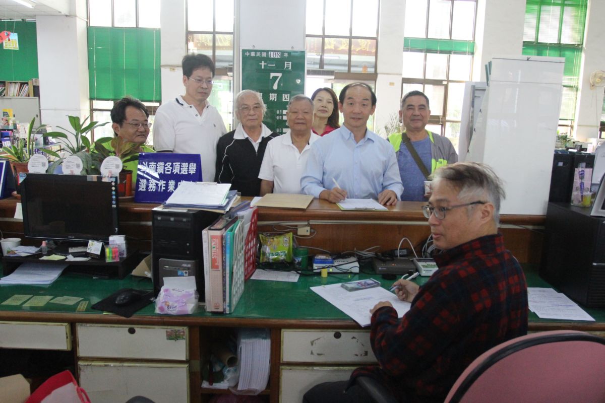 ▲前已逝里長沈柏村的胞兄沈政勳前往登記補選。（圖／記者簡勇鵬攝，2019.11.07）