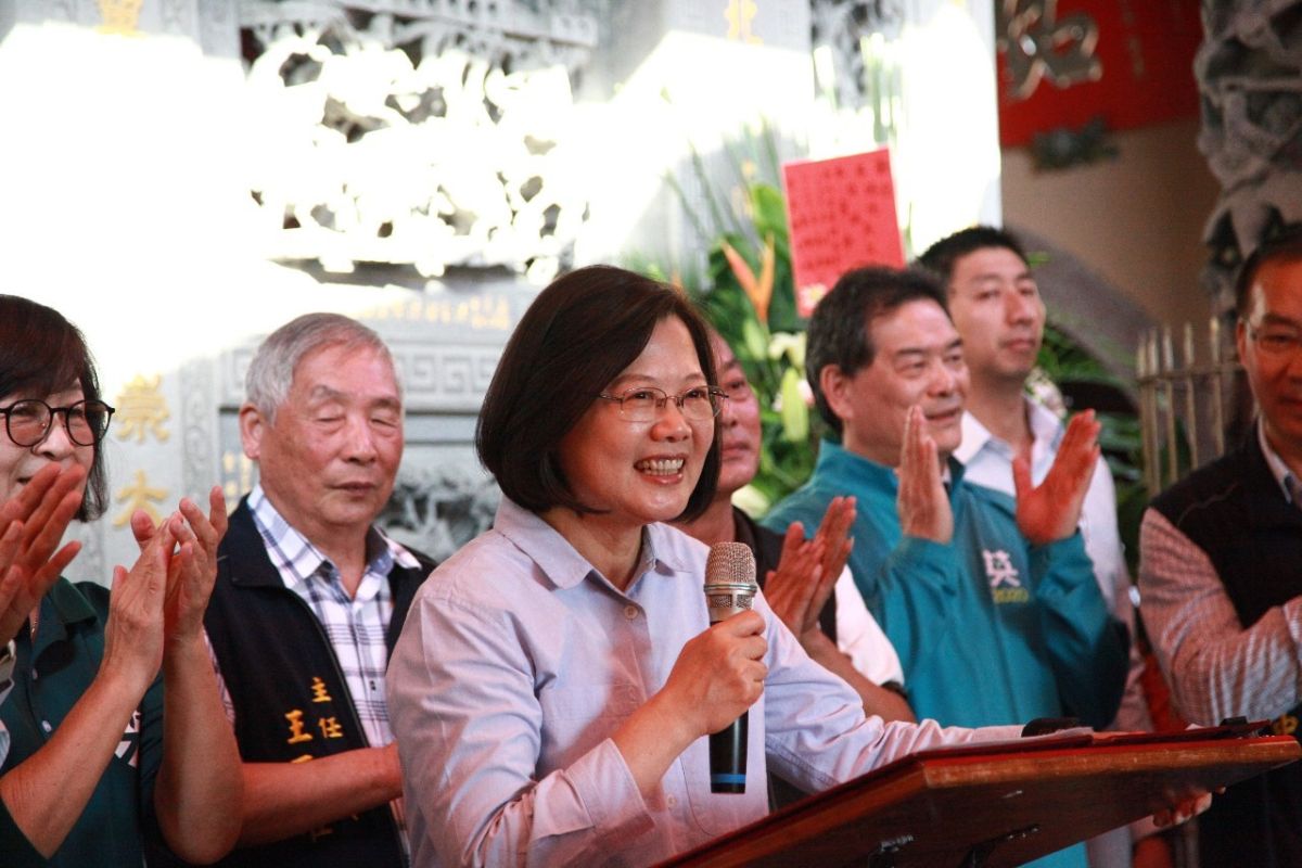 ▲蔡英文總統來到水林在媽祖廟埕前，向眾鄉親讚揚蘇治芬幫鄉親爭取農水利建設。（圖／記者蘇榮泉攝，2019.11.07）