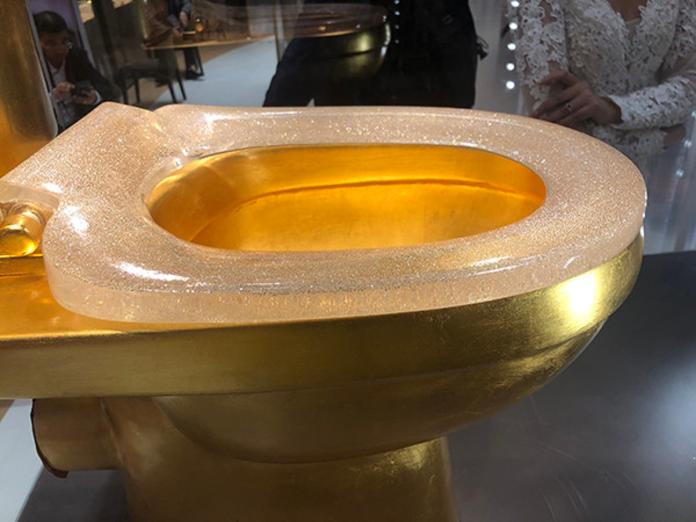 ▲要價3千萬台幣的黃金鑽石馬桶在上海展覽出現。（圖／翻攝澎湃新聞）