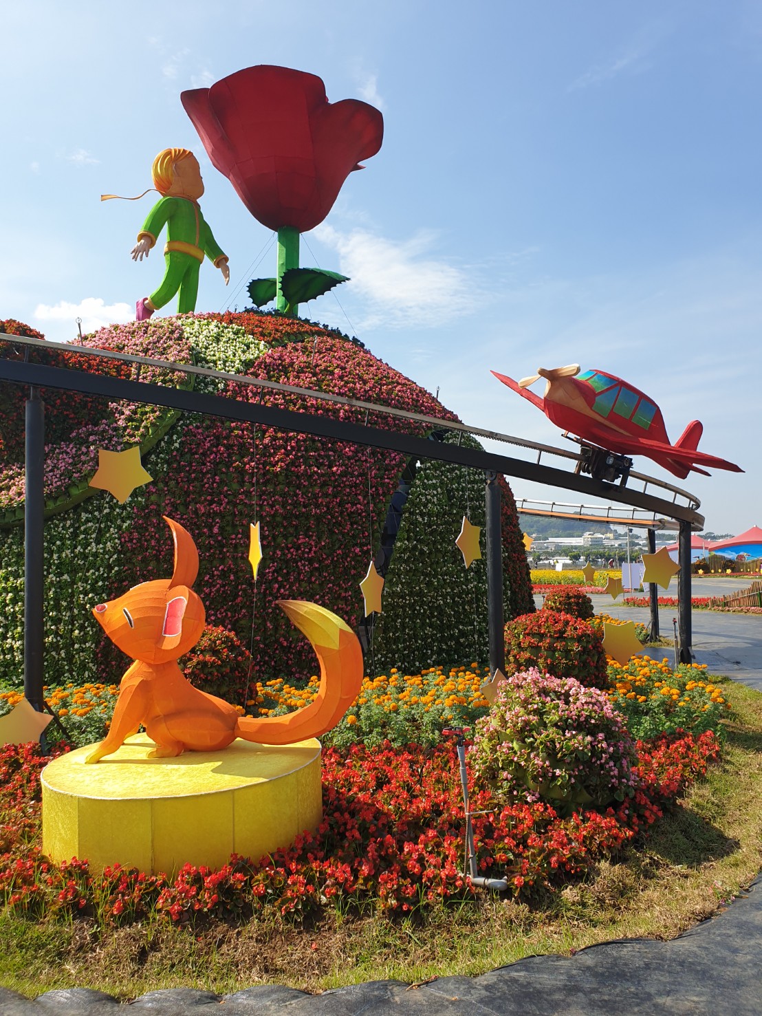 ▲臺中國際花毯節之主花毯「玫瑰星球」，花卉裝置藝術外，每整點展演王子親玫瑰花，浪漫溫馨不能錯過。（圖／金武鳳攝，2019.11.7)