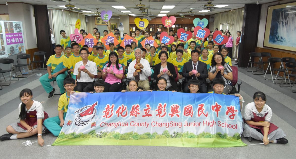 ▲國際志工麥克爺爺與彰化有約，縣長王惠美與麥克爺爺一起到訪彰興國中。（圖／記者陳雅芳攝，2019.11.07）