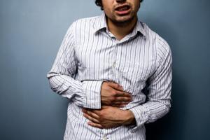 Multiracial man with stomach pains ▲衛生福利部106年癌症登記報告,十大癌症發生人數,仍由大腸癌奪冠。(圖/達志影像)