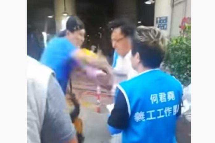 ▲香港立法會議員何君堯遭歹徒攻擊。（圖／取自YouTube影片）