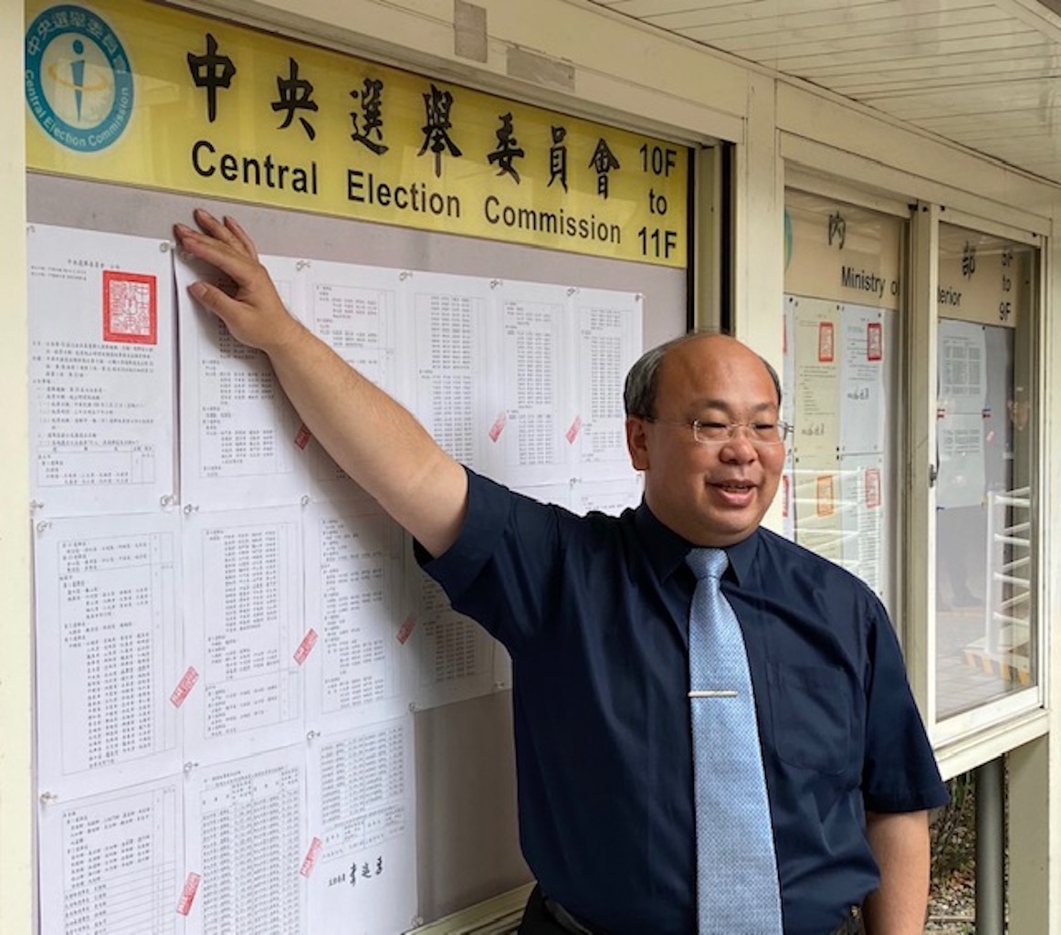 ▲中選會副主委陳朝建8日張貼第10屆立法委員選舉公告。（圖／中選會提供, 2019.11.8）
