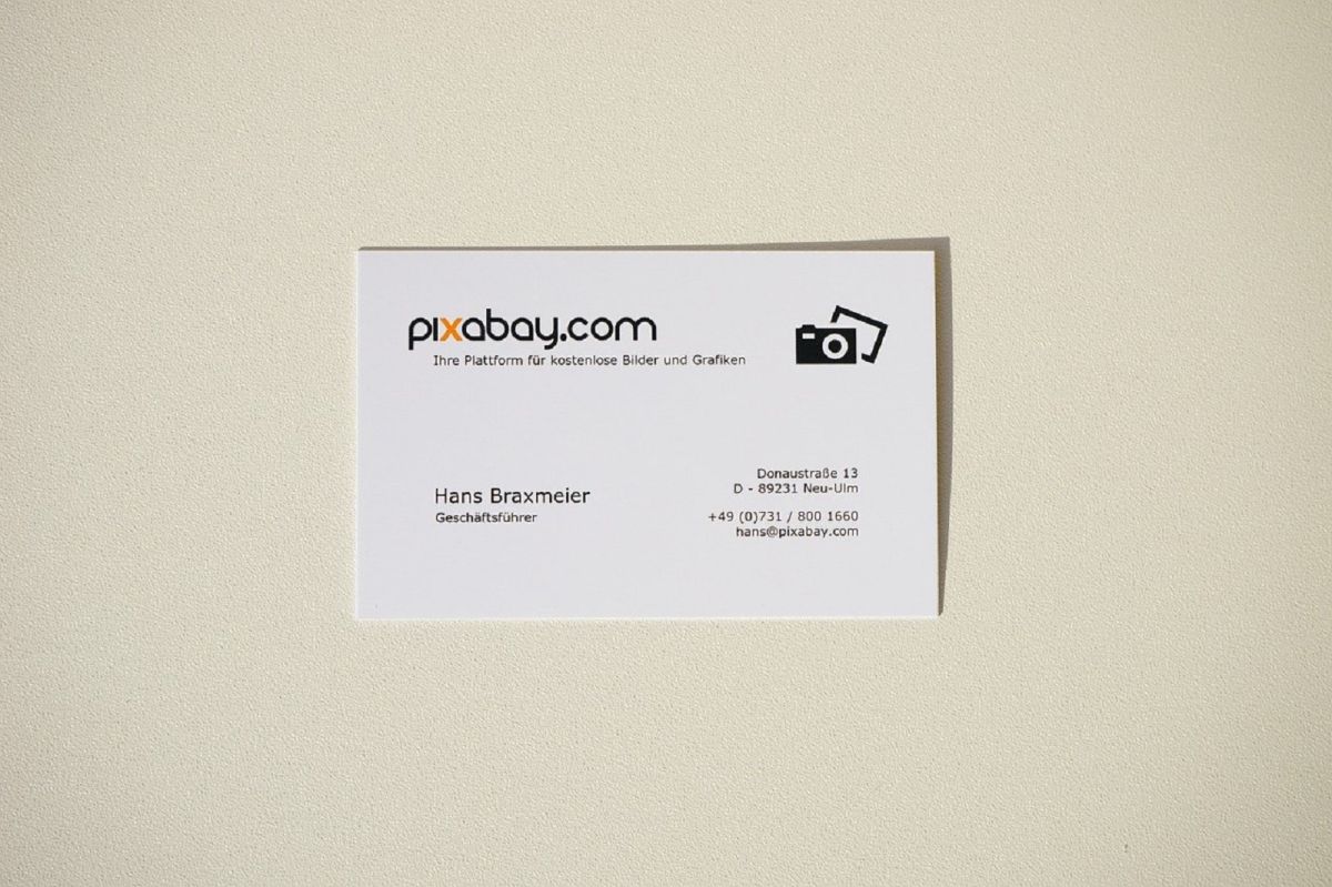 到廟裡求財，別忘了帶上名片。（圖／PIXABAY）