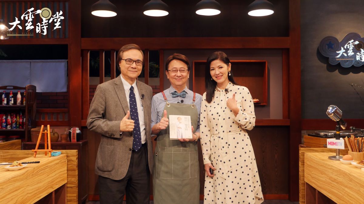 ▲醫師曾啟瑞、陳明真上李四端的《大雲時堂》。（圖／大雲時堂提供）