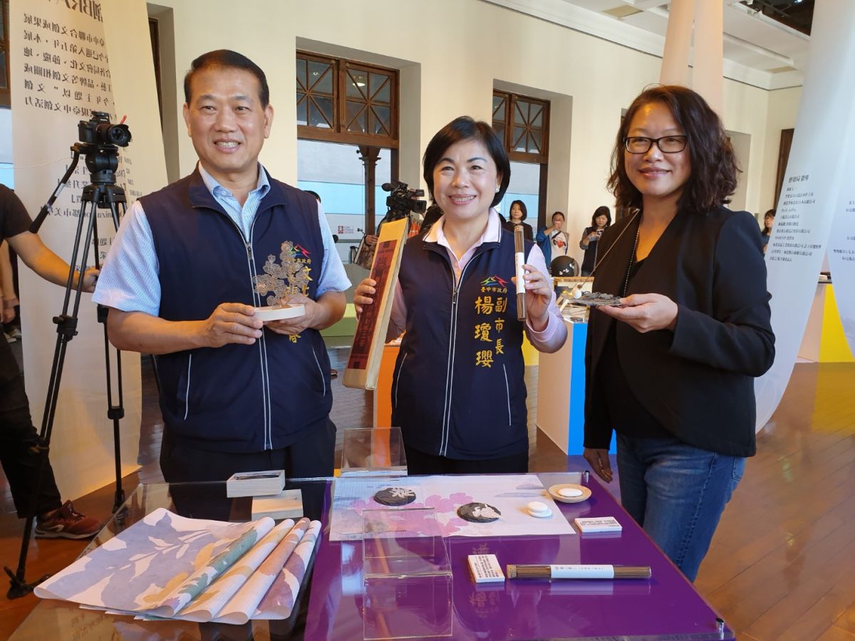 ▲台中市府17局會聯合文創成果展，繽紛多彩，副市長楊瓊瓔先睹為快，盛讚「文創BRAVO！」（圖／金武鳳攝，2019.11.8)