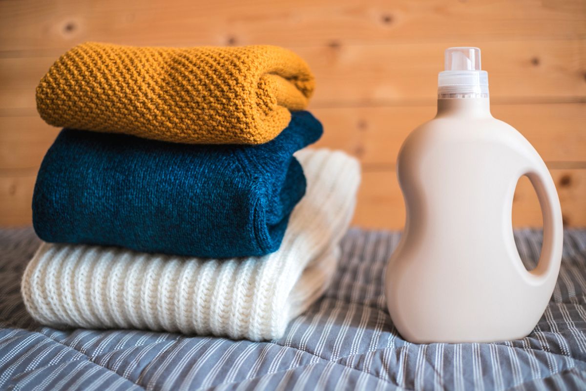 ▲磁磚用小蘇打粉或漂白水濕敷一下，就能輕鬆抗霉。（圖／信義居家提供）