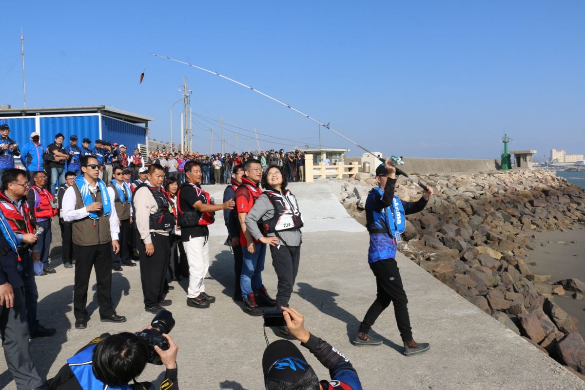 ▲總統蔡英文前往視察內最知名釣點台中港北堤，由釣魚達人指導海釣方式。 (圖／柳榮俊翻攝2019.11.8)