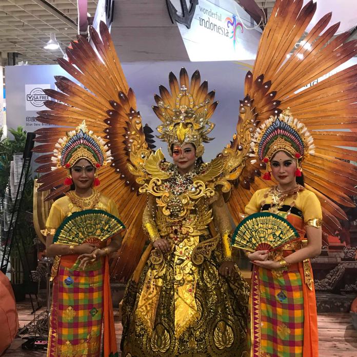 印尼觀光局請來身著傳統服飾的模特，讓民眾走進印尼區立刻感受到南島風情的魅力。（圖／記者賴正琳攝於108年11月8日）