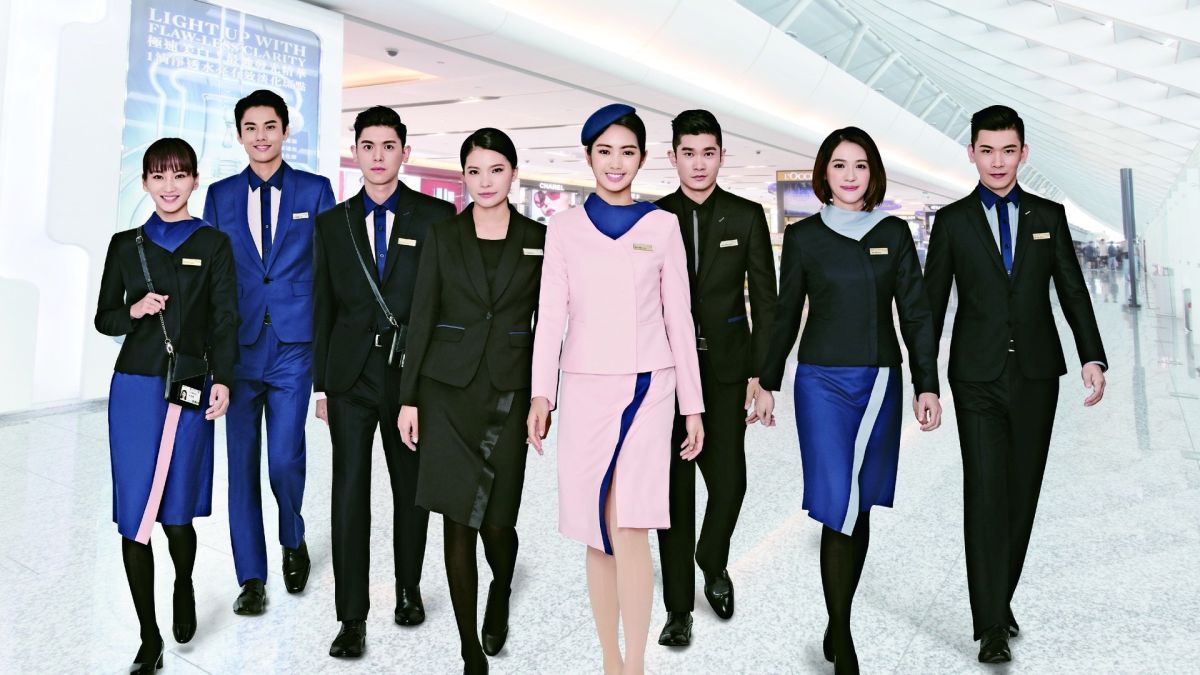 以深邃藍與珊瑚粉為新制服顏色的臺灣昇恆昌免稅店（Ever Rich），一換新立刻讓不少旅客感受到新氣息。（圖／昇恆昌）