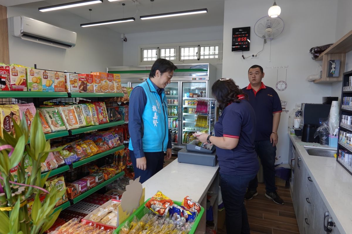 ▲花蓮市立殯儀館營運已有43年，在今年首度有便利商店的進駐，花蓮市長魏嘉賢特別前來關心營運狀況。（圖／花蓮市公所提供）