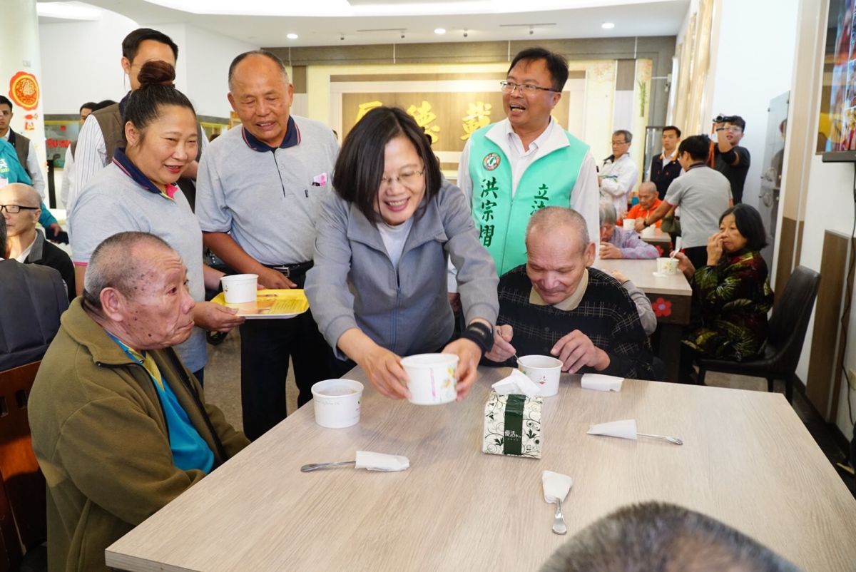 ▲適逢節氣立冬，蔡英文親自端羊肉湯給養護中心的長輩喝。（圖／記者陳雅芳攝，2019.11.08）