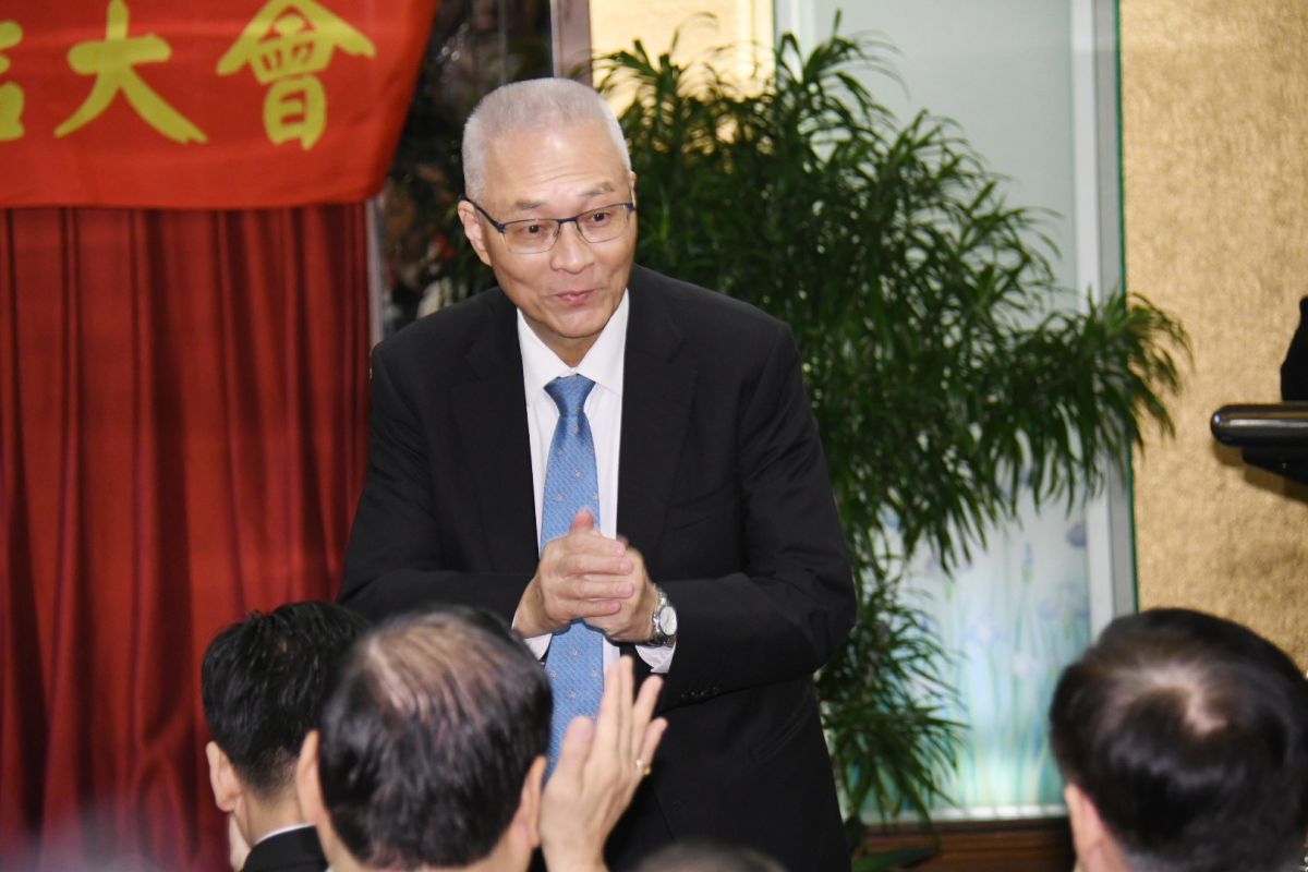 吳敦義日前疑似因喝太多酒，出席活動時險些腳步不穩跌倒。 (圖/記者朱永強攝)