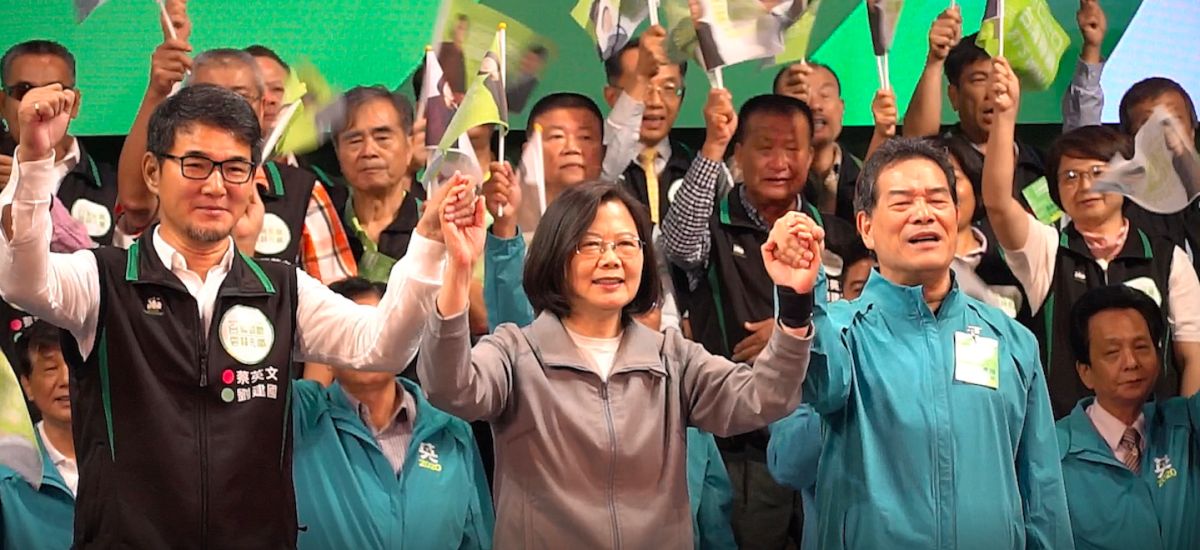 ▲蔡英文總統與立委劉建國共同登台，手握著手，高呼「台灣要贏、雲林先贏」。（圖／記者蘇榮泉攝，2019.11.08）