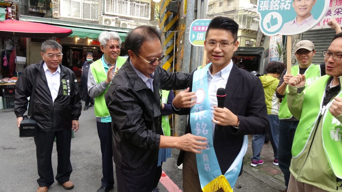 ▲7連霸議員陳永福親自為張銘祐披上參選人的綵帶，透過這個深具意義的動作，表達資深前輩對新人後輩的力挺跟支持。（圖／張銘佑競選辦公室提供）