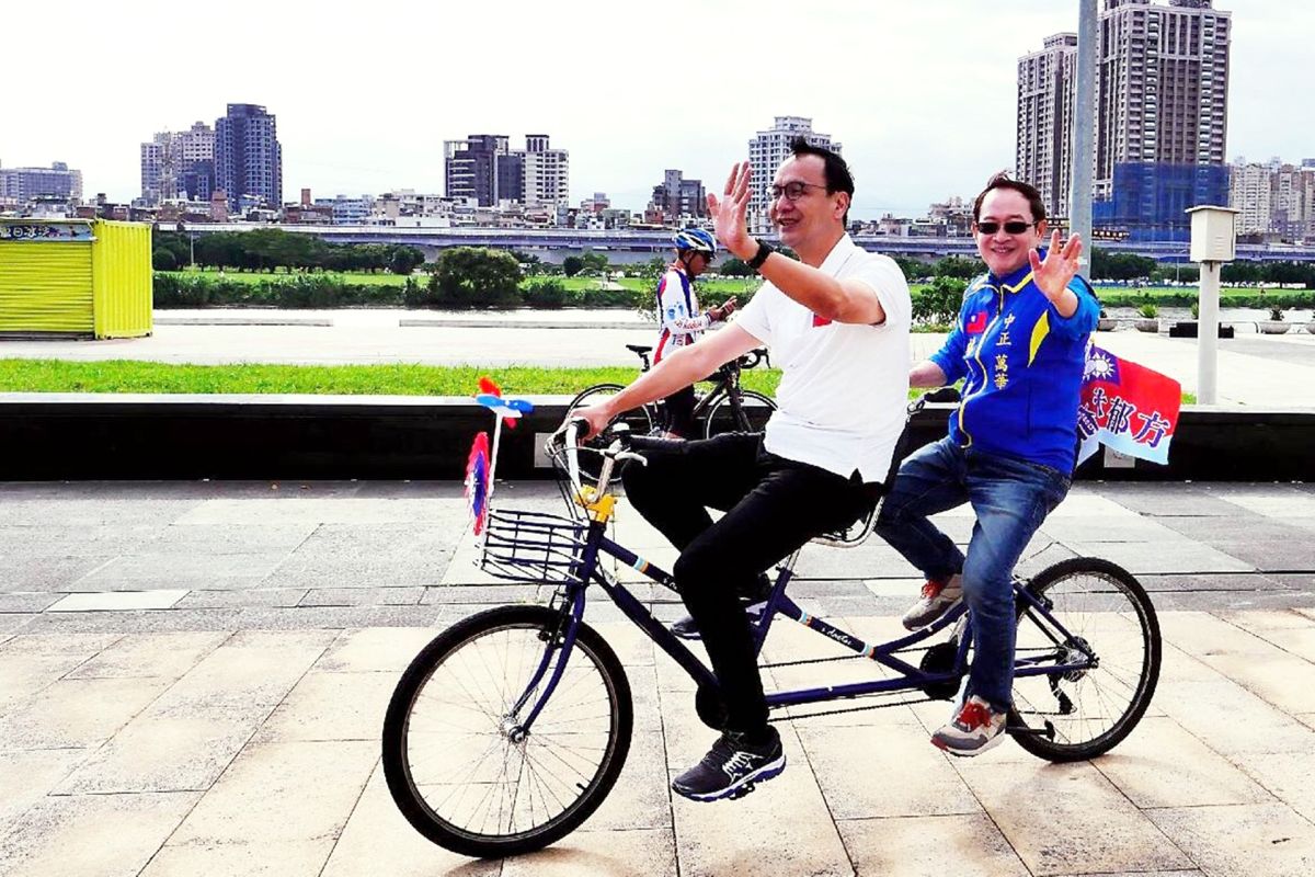 新北市長朱立倫和國民黨立委參選人林郁方9日在萬華馬場町紀念公園共乘輔選單車。( 圖 / 朱立倫辦公室提供 )