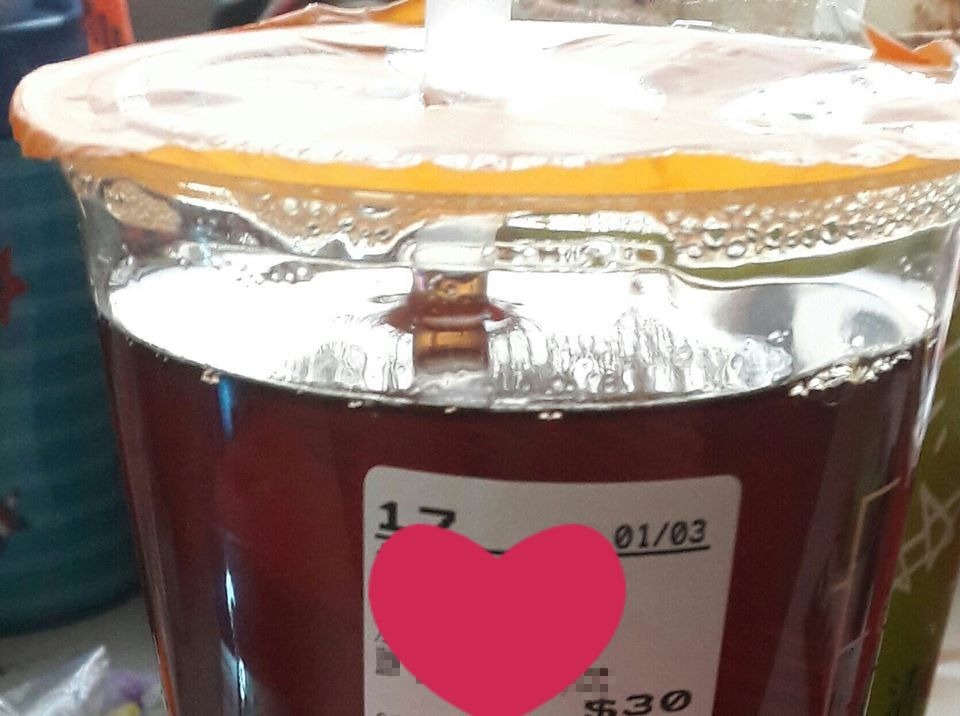 ▲一名男子點紅茶後，被杯身上的標籤「告白」。（圖／翻攝自爆怨公社）