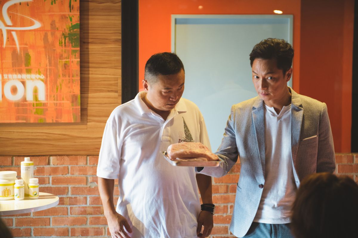 ▲謝祖武（右）拿的「生豬肉」比臉還大。（圖／一晌電影）